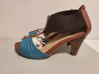 Tacones azules y marrones