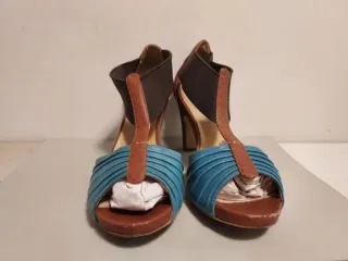 Tacones azules y marrones