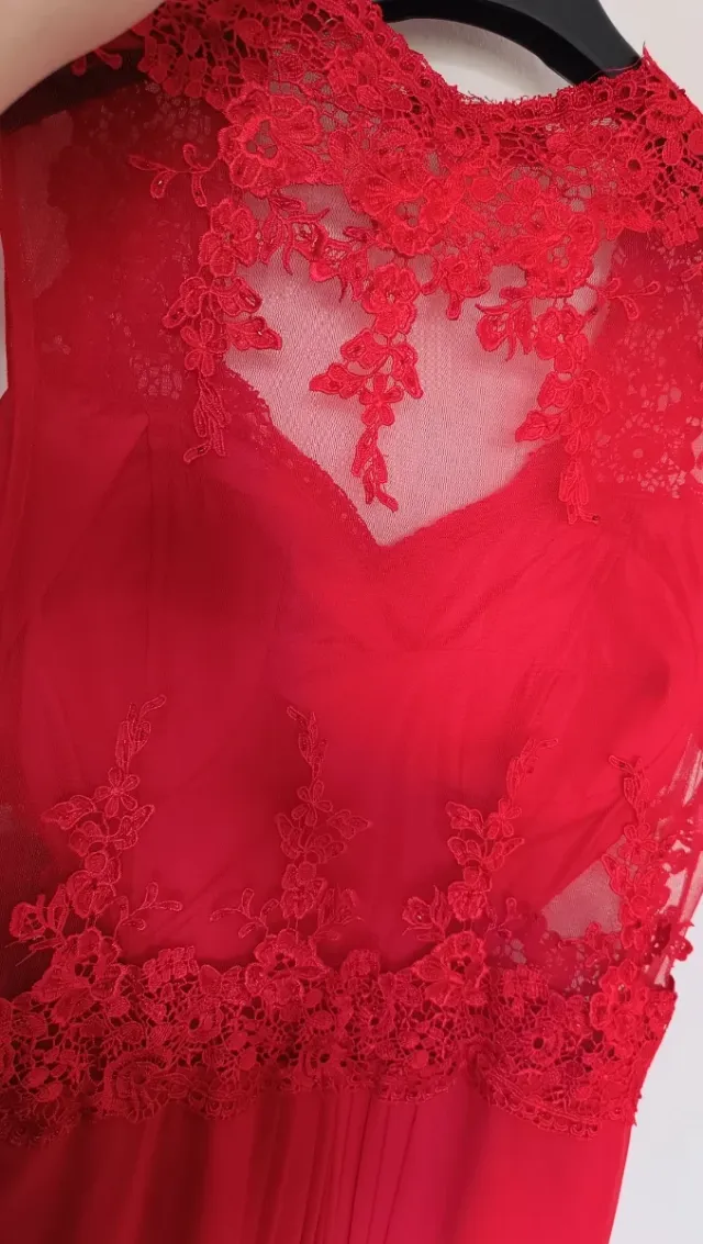 Vestido de fiesta rojo con encaje