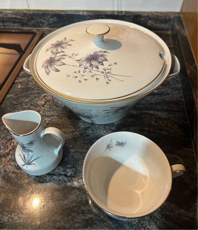 Vasija de porcelana con flores