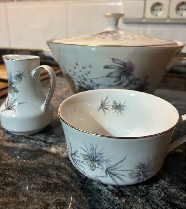 Vasija de porcelana con flores