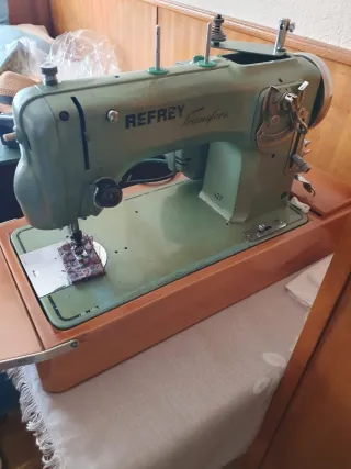 Máquina de coser Refrey Transforma 427