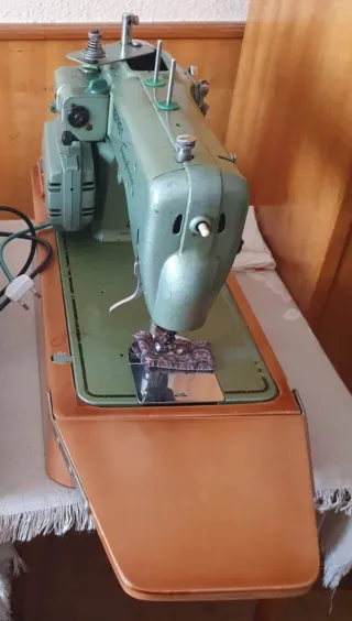 Máquina de coser Refrey Transforma 427