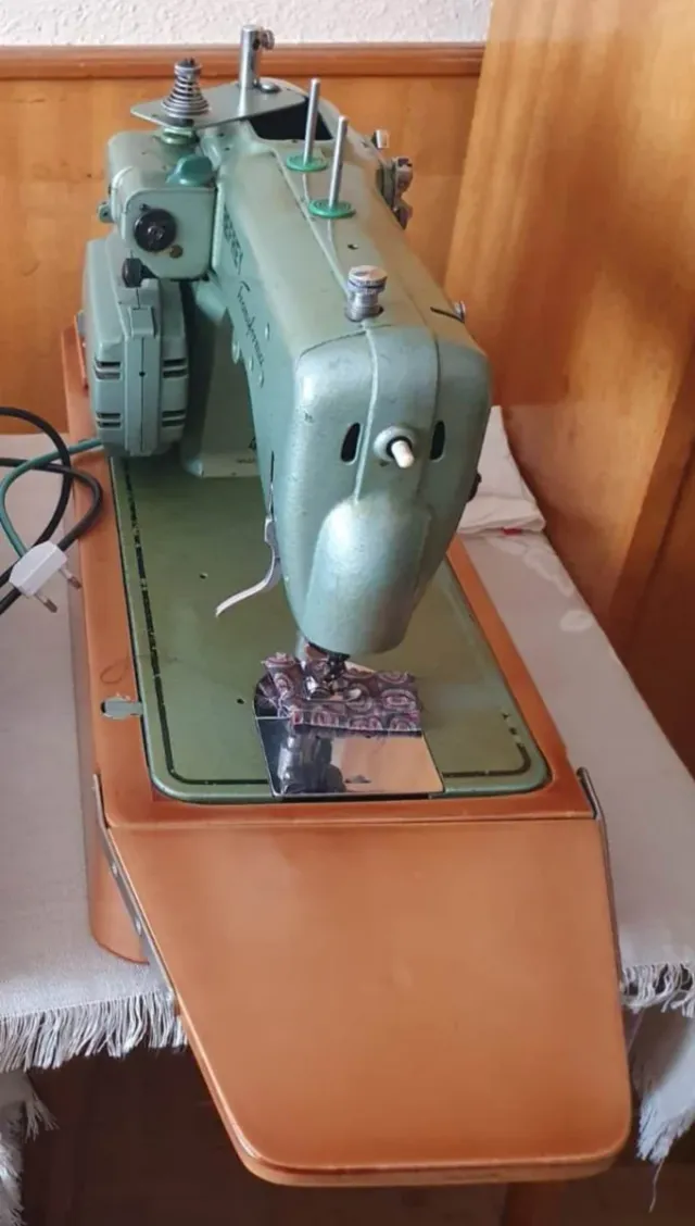 Máquina de coser Refrey Transforma 427