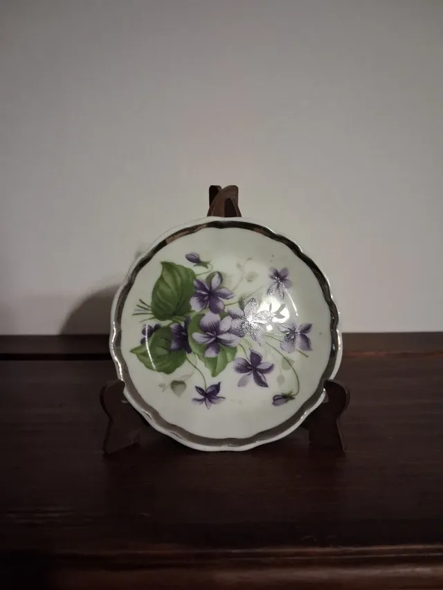 Plato decorativo flores violetas