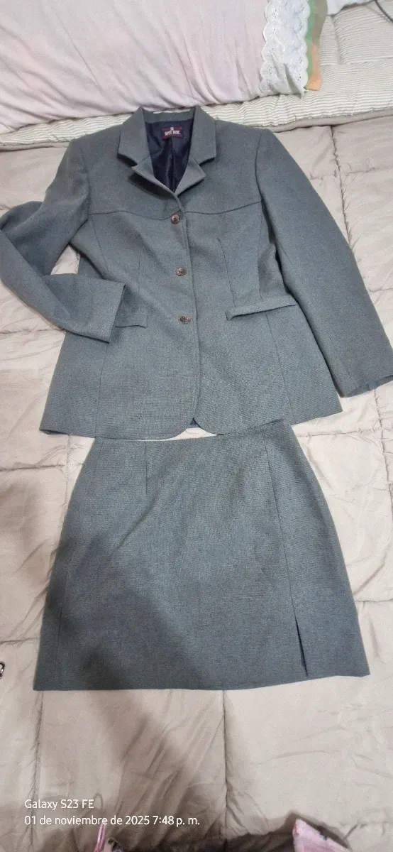Traje de falda y chaqueta gris