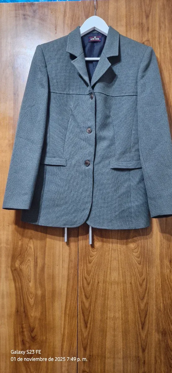 Traje de falda y chaqueta gris