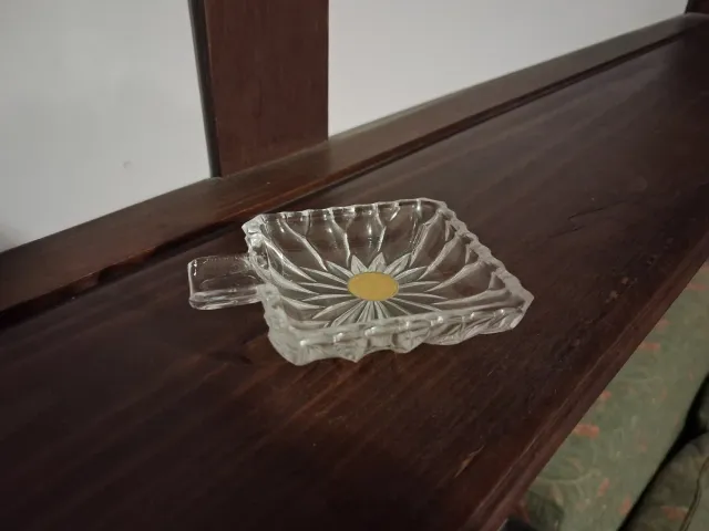 Cenicero de cristal con diseño floral