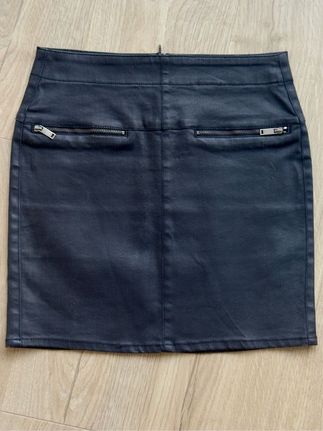 Mini falda encerada efecto piel azul marino