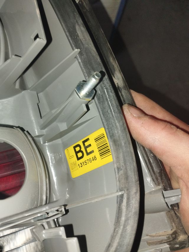 Faro NUEVO Opel Vectra 2005 (pequeña grieta)