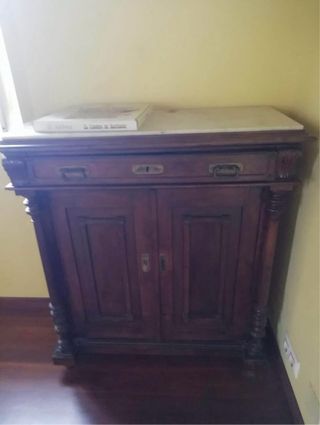 Cómoda de madera oscura con cajón