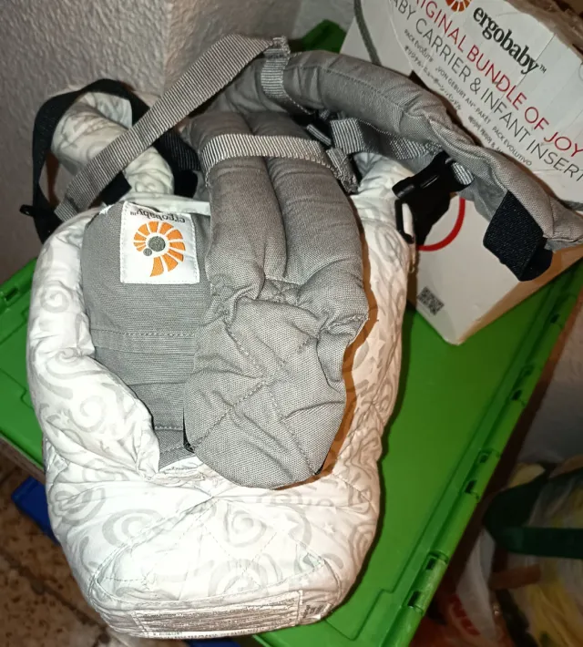 Canguro Ergobaby con inserto para bebé
