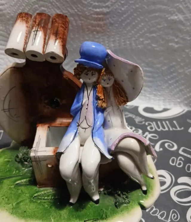 Statuina ceramica coppia seduta zampiva