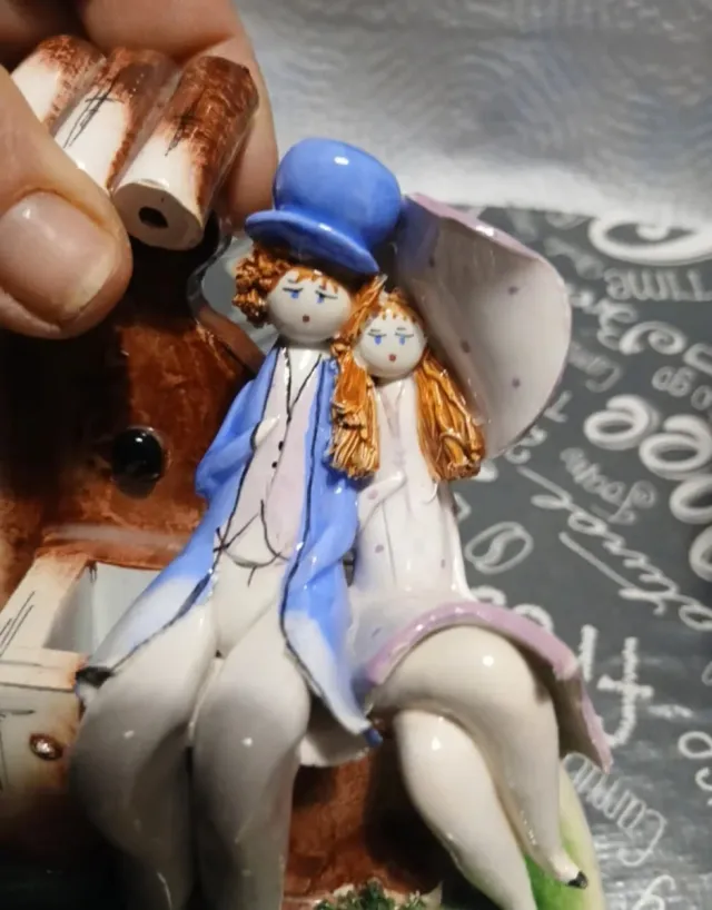 Statuina ceramica coppia seduta zampiva