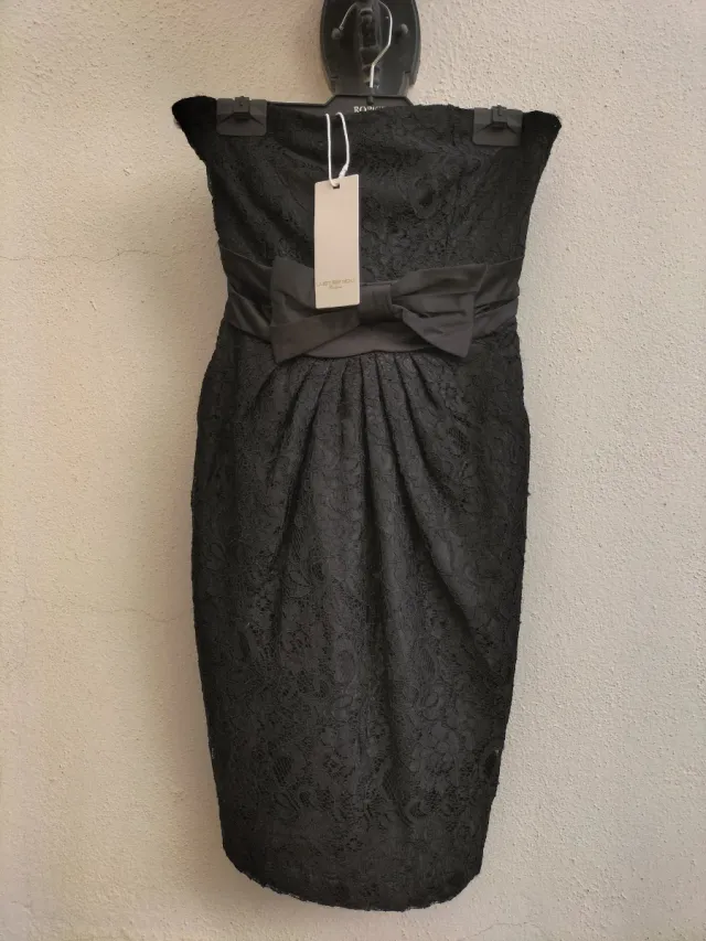 Vestido negro de encaje casi regalo