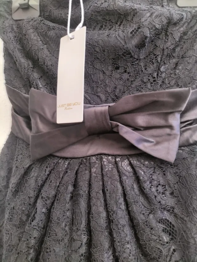 Vestido negro de encaje casi regalo