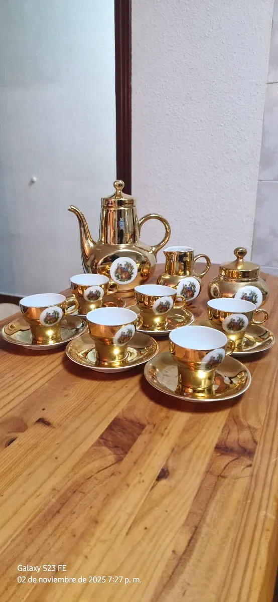 Juego de café dorado con detalles