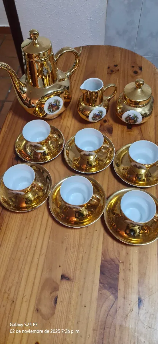 Juego de café dorado con detalles