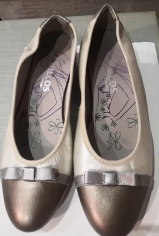 Zapatos Pitillos dorados y Beige