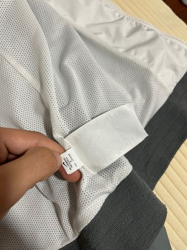 Chaqueta Nike Gris y Blanca con Capucha