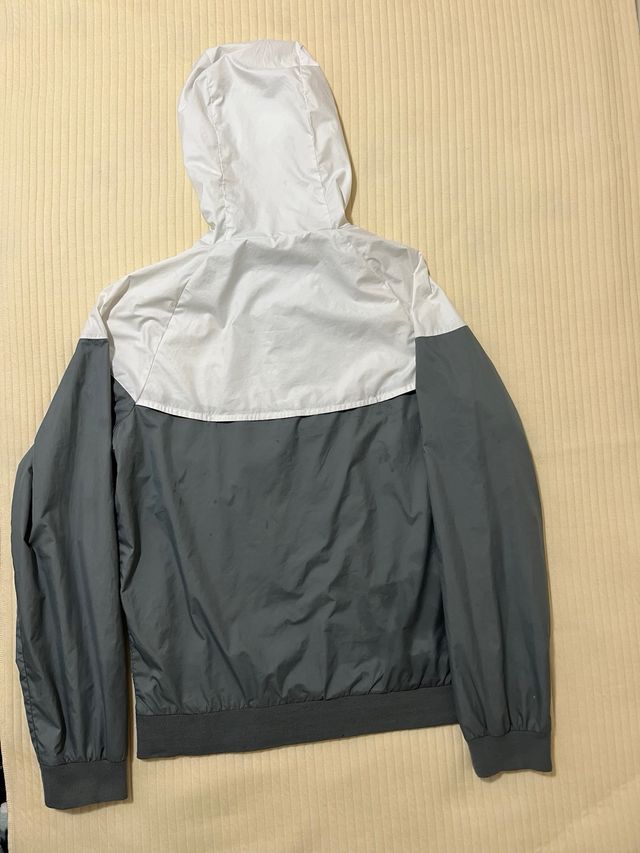 Chaqueta Nike Gris y Blanca con Capucha