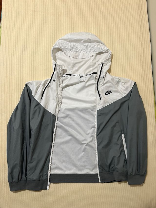 Chaqueta Nike Gris y Blanca con Capucha