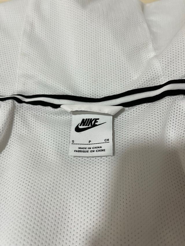 Chaqueta Nike Gris y Blanca con Capucha