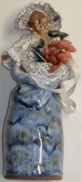 Senhora em loiça fina com flores