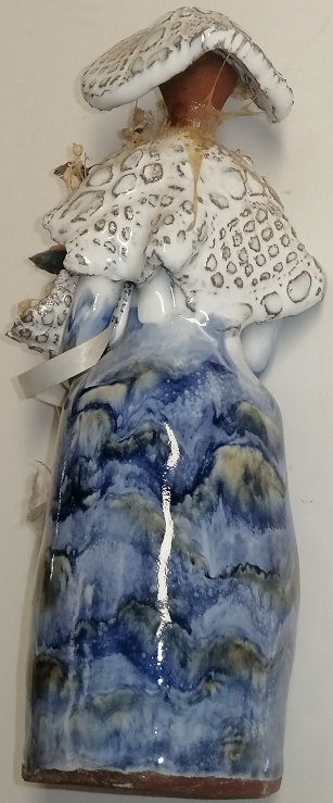 Senhora em loiça fina com flores