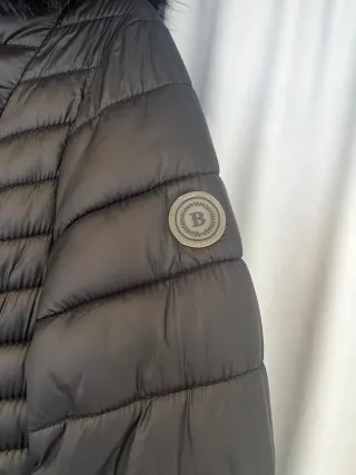 Anorak acolchado con capucha y pelo