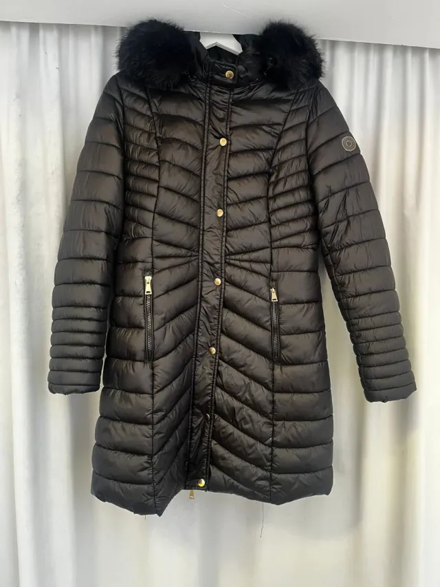 Anorak acolchado con capucha y pelo