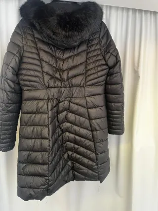 Anorak acolchado con capucha y pelo