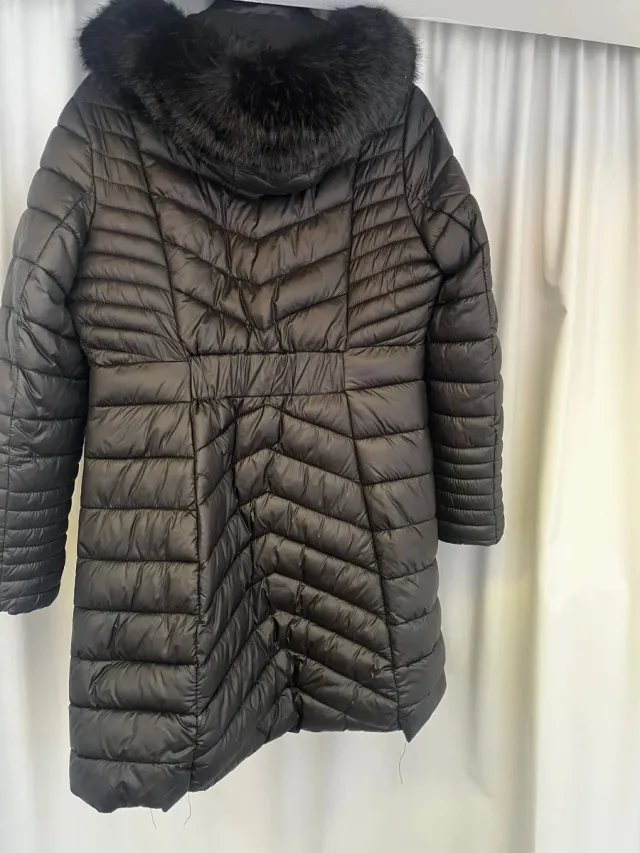 Anorak acolchado con capucha y pelo