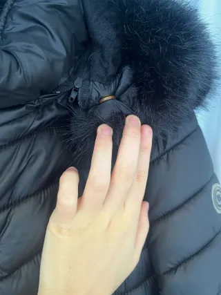 Anorak acolchado con capucha y pelo