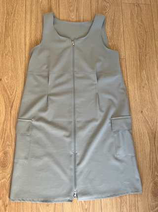 Vestido verde con cremallera frontal y bolsillos