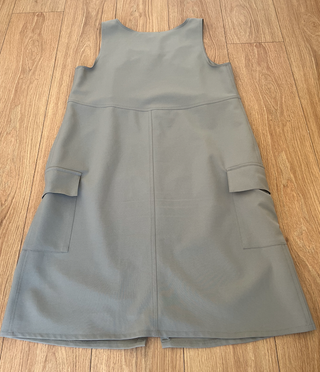 Vestido verde con cremallera frontal y bolsillos