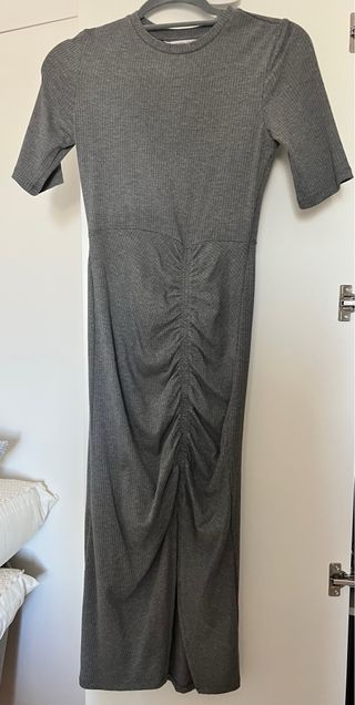 Vestido midi gris de canalé