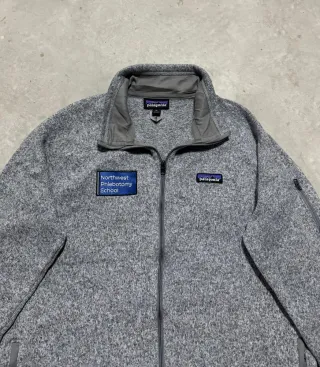 Pile Patagonia Grigio con Patch