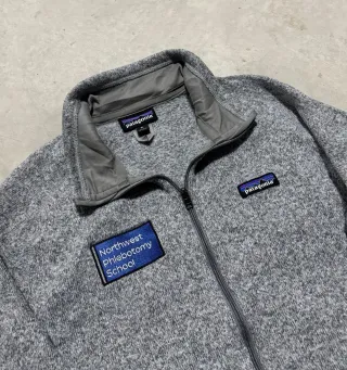 Pile Patagonia Grigio con Patch