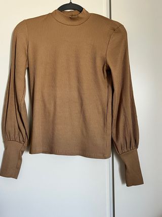 Camiseta de canalé marrón manga abullonada