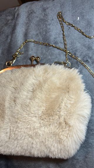 Bolso peluche beige con cadena dorada