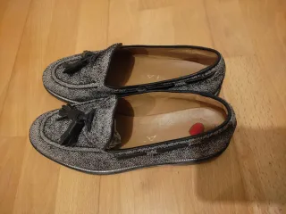 Mocasines de piel grises y negros con borlas