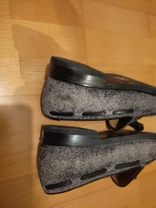 Mocasines de piel grises y negros con borlas