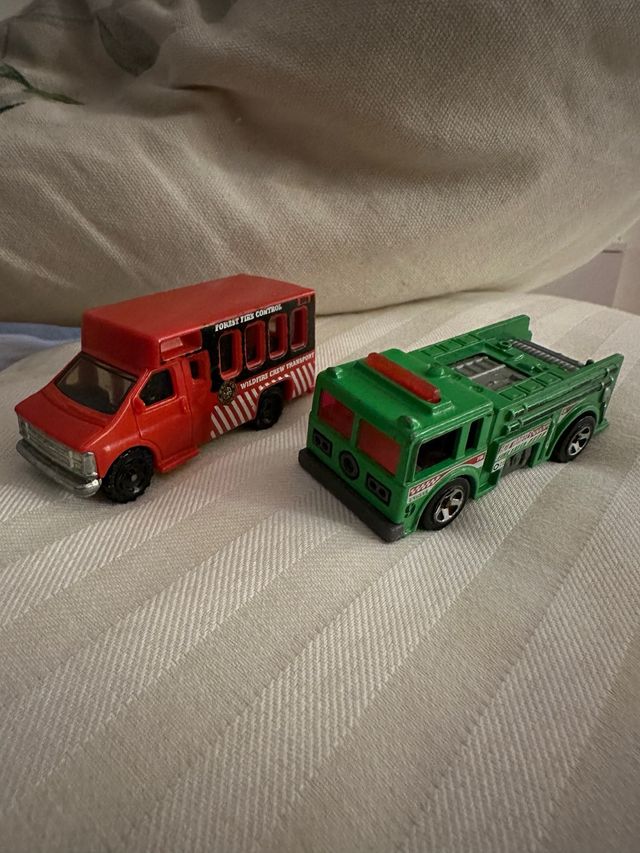 2 Coches Hot Wheels: Camión y Autobús