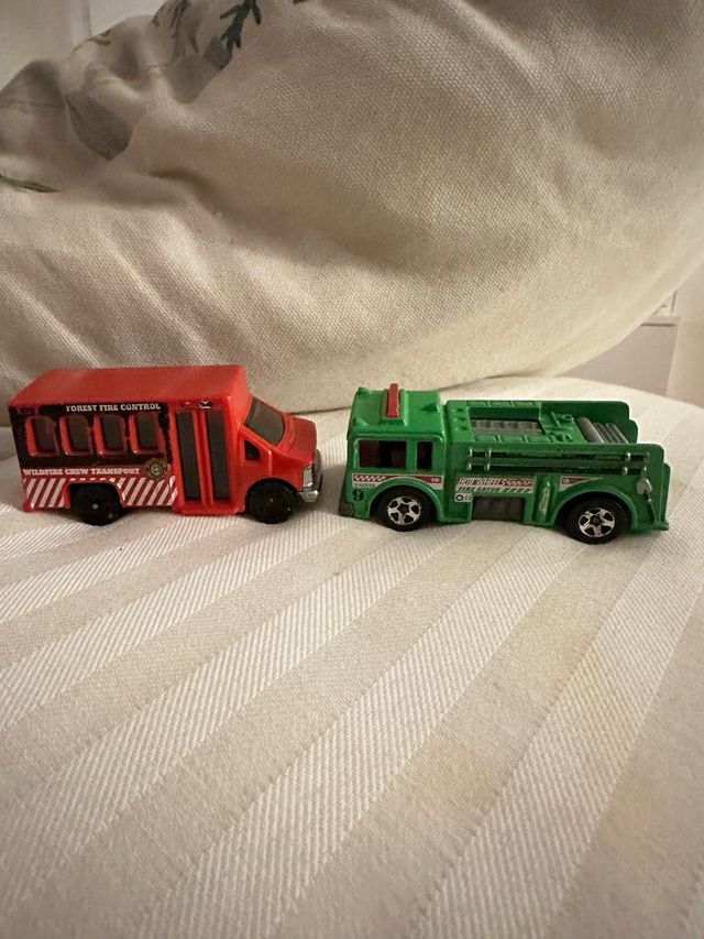 2 Coches Hot Wheels: Camión y Autobús