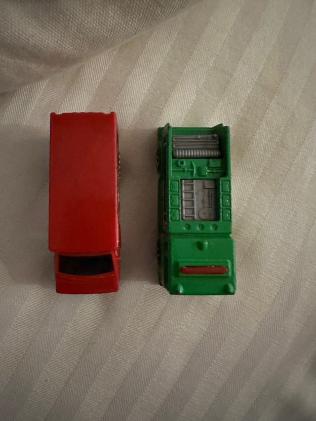 2 Coches Hot Wheels: Camión y Autobús