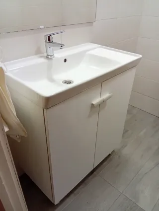 Mobile da bagno bianco e specchio