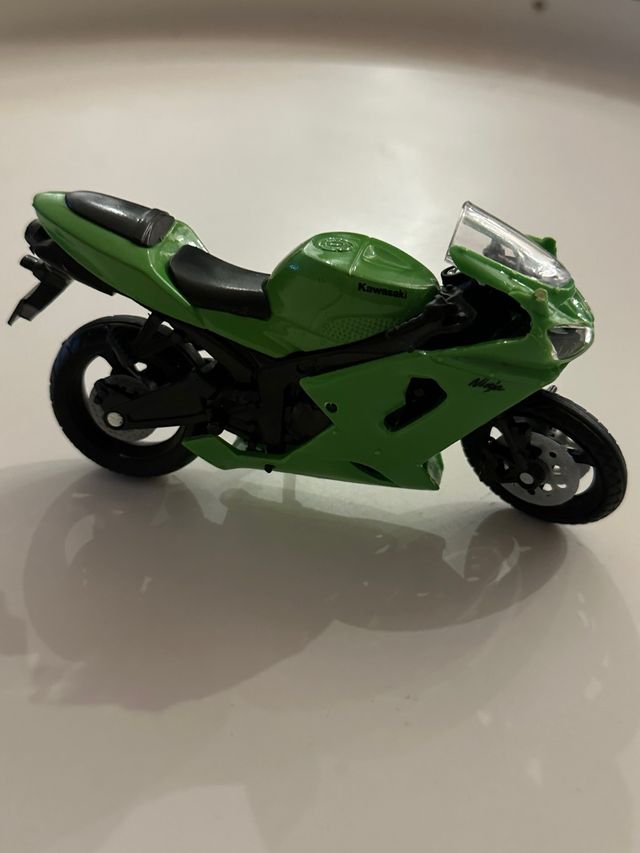 Moto Kawasaki Ninja Juguete Verde