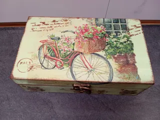 Caja de madera decorada artesanalmente