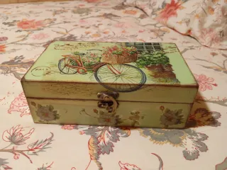 Caja de madera decorada artesanalmente